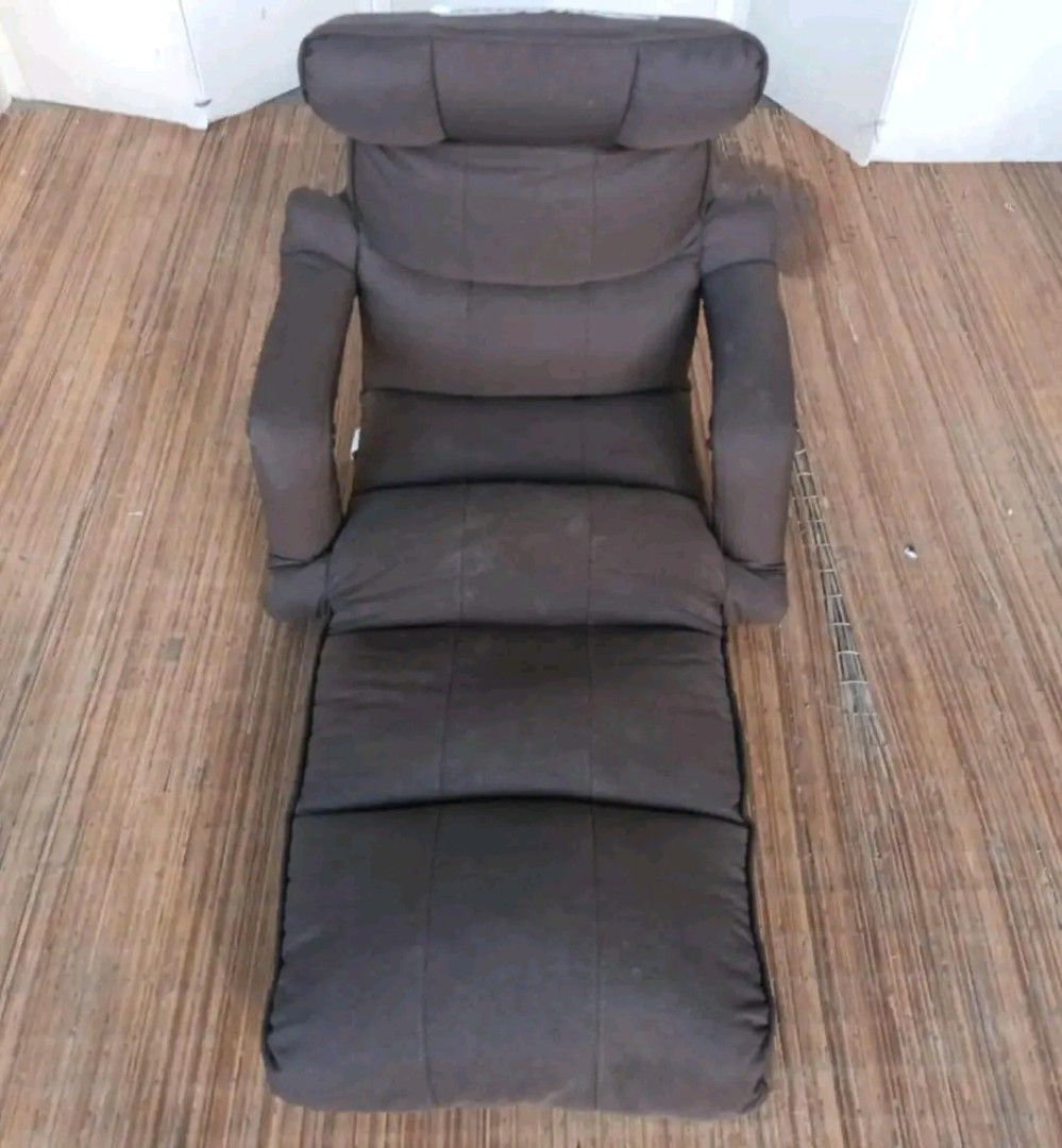Adjustable Floor Sofa Bed with Armrests (Category: Sofas) located in Valenzuela. Submitted by princeraya55649 (Listing ID 1405302906, Image 3). Description: Reclining Floor Chair Price: 4,500 L29 x W44-54 x H6/31 In good condition Code AKC B.