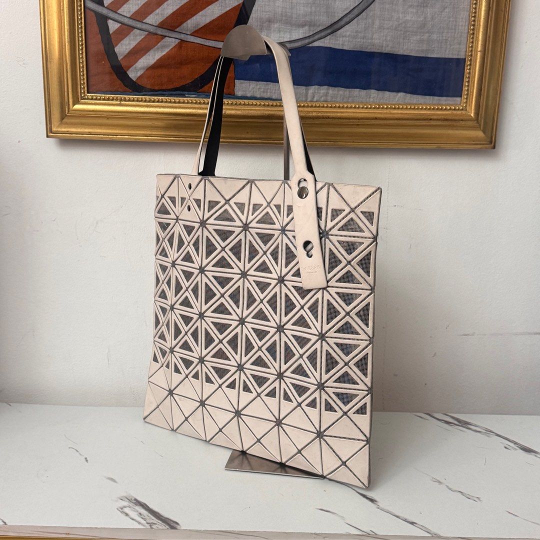 Authentic baobao tote bag (Category: Luxury Bags & Wallets) located in Rizal. Submitted by houseofbell (Listing ID 1405185765, Image 3). Description: Still excellent condition My small color tranfer but not really visible .