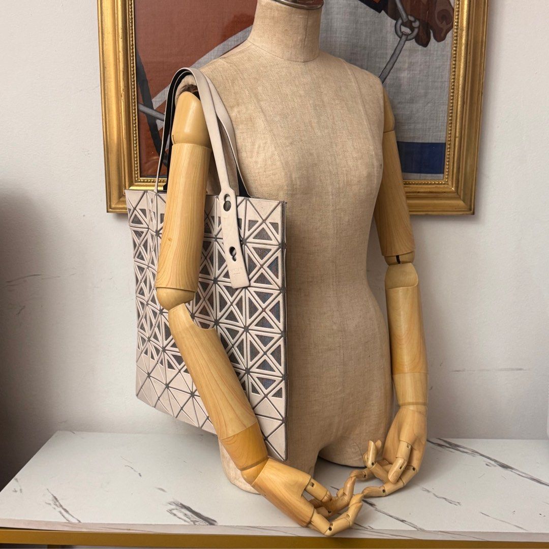 Authentic baobao tote bag (Category: Luxury Bags & Wallets) located in Rizal. Submitted by houseofbell (Listing ID 1405185765, Image 2). Description: Still excellent condition My small color tranfer but not really visible .