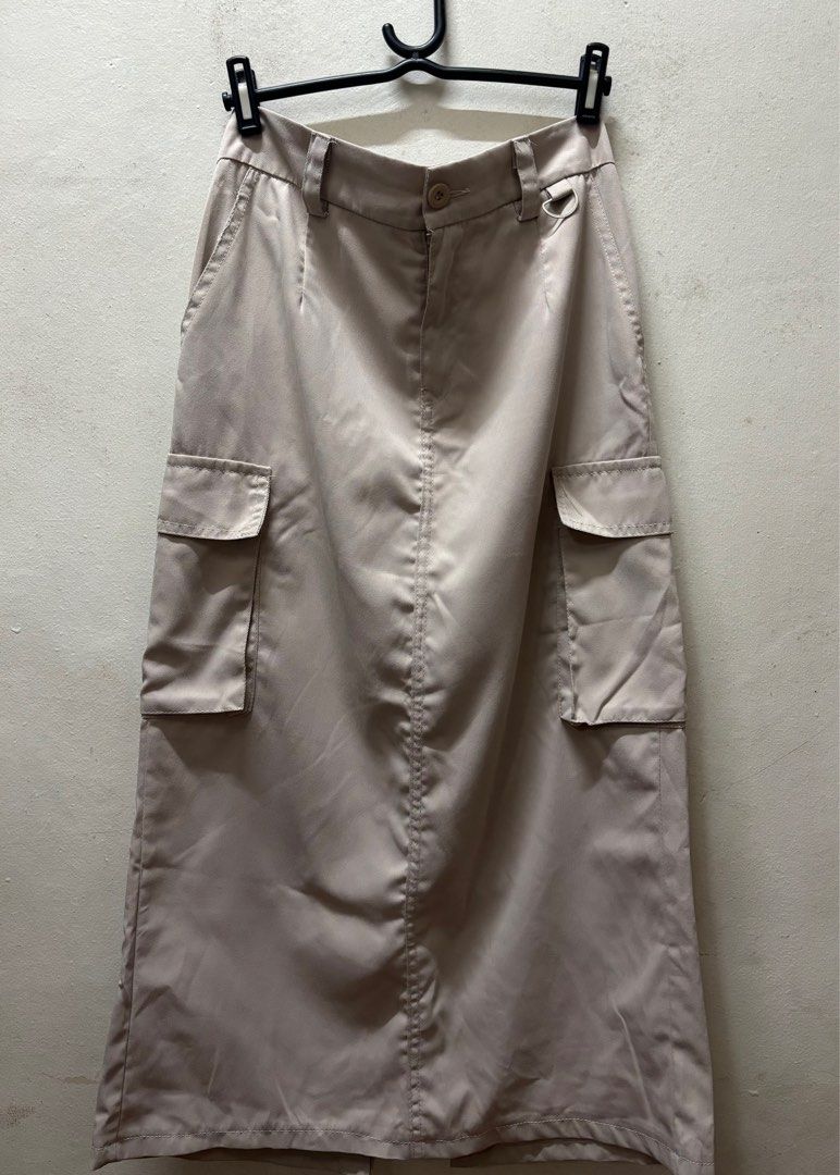 Beige Cargo Skirt (Category: Skirts) located in Paranaque City. Submitted by cathsudon (Listing ID 1405171362, Image 1). Description: Khaki Cargo Skirt > So comfy, love to wear it on casual days or when going out for errands > Got it on TikTok > Elastic Waist Band so stretchable, can fit prolly up to 28” > Message for WW and Measurements > RFS: Decluttering > Price is negotiable MOP: GCash/BPI via QR (will be provided once I accept the price offe