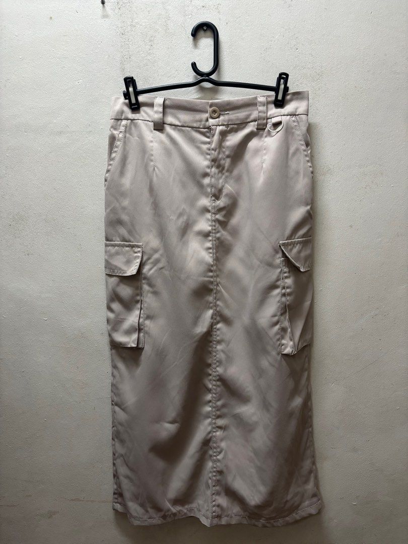 Beige Cargo Skirt (Category: Skirts) located in Paranaque City. Submitted by cathsudon (Listing ID 1405171362, Image 2). Description: Khaki Cargo Skirt > So comfy, love to wear it on casual days or when going out for errands > Got it on TikTok > Elastic Waist Band so stretchable, can fit prolly up to 28” > Message for WW and Measurements > RFS: Decluttering > Price is negotiable MOP: GCash/BPI via QR (will be provided once I accept the price offe