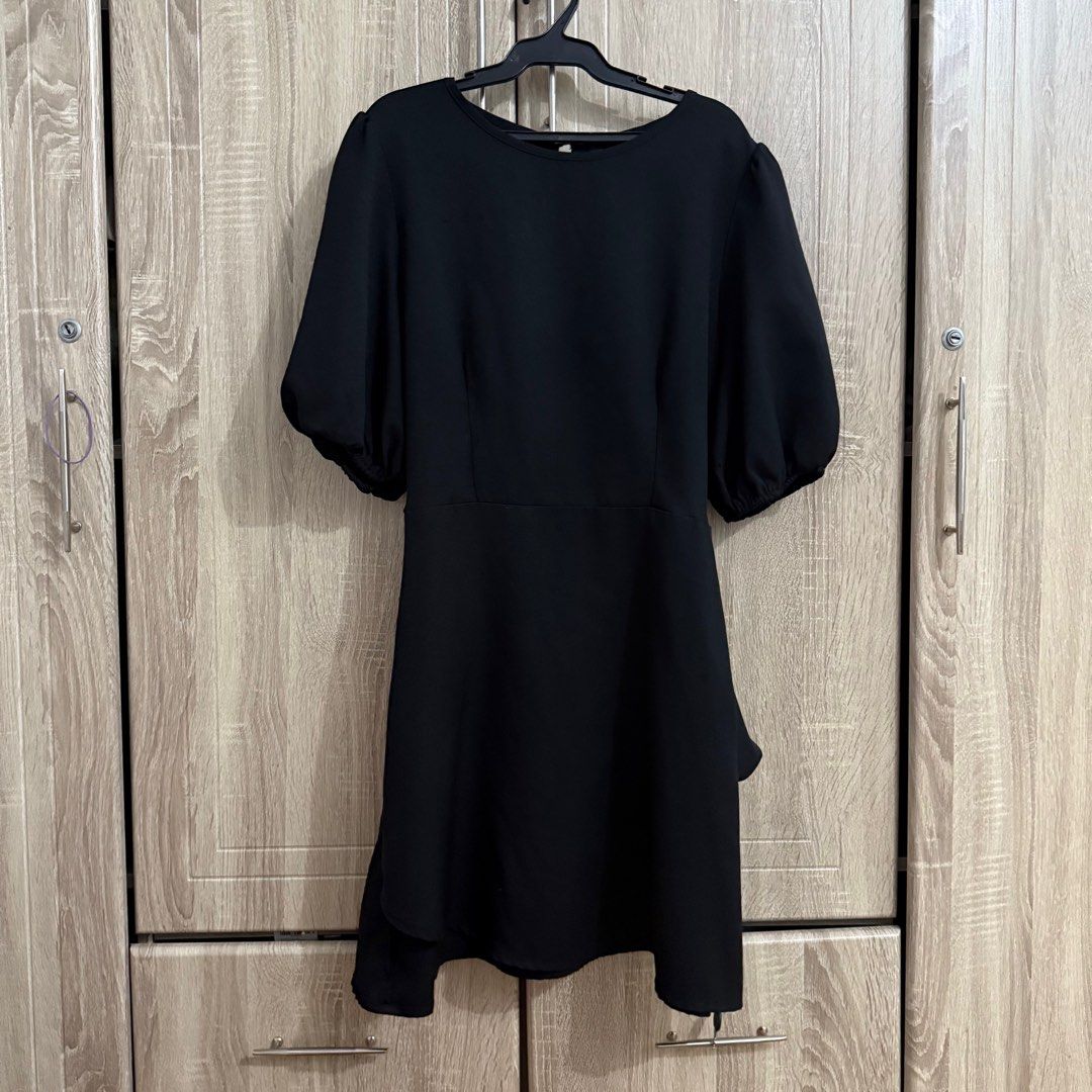Black Dress with Puff Sleeves (Category: Dresses) located in Quezon City. Submitted by _seyer (Listing ID 1405273118, Image 1). Description: - Black dress, size L - Features puff sleeves - Keyhole back detail - Tie waist for a flattering fit - Suitable for various occasions - Made from a smooth, solid fabric.