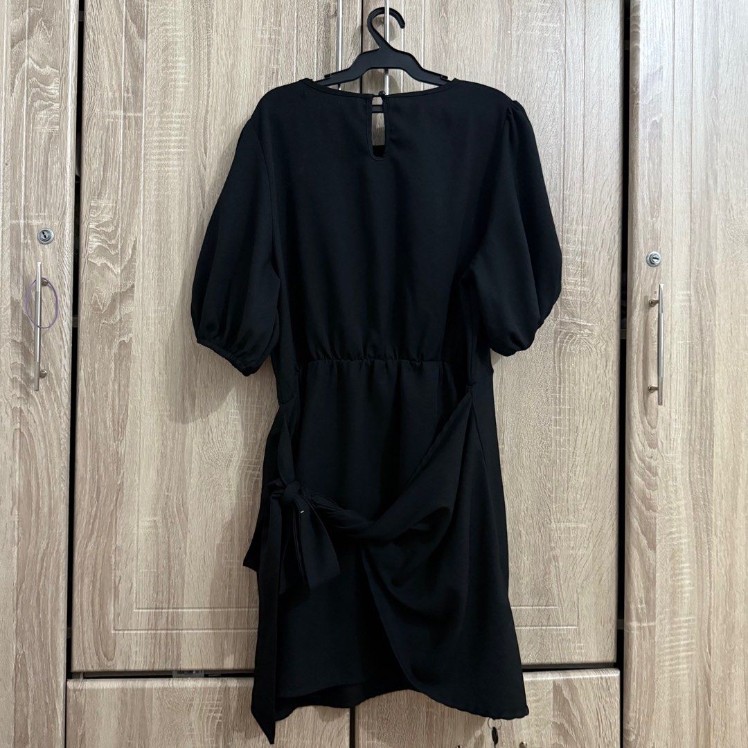 Black Dress with Puff Sleeves (Category: Dresses) located in Quezon City. Submitted by _seyer (Listing ID 1405273118, Image 3). Description: - Black dress, size L - Features puff sleeves - Keyhole back detail - Tie waist for a flattering fit - Suitable for various occasions - Made from a smooth, solid fabric.