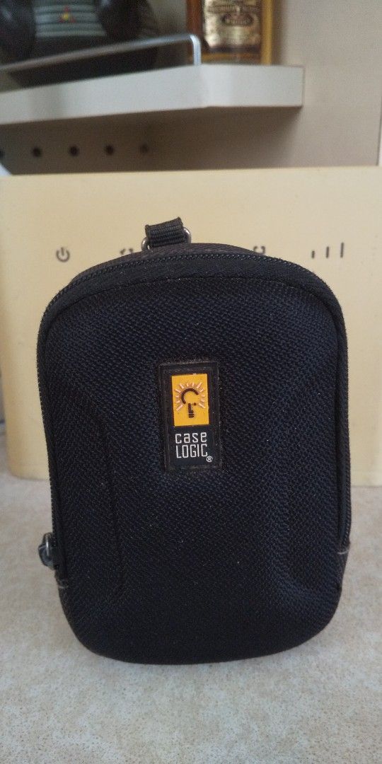 Case Logic Camera Bag (Category: Camera Bags & Carriers) located in Carmona. Submitted by rpute (Listing ID 1405232720, Image 1). Description: - Case Logic camera bag - Black exterior - Zipper closure - Includes a small strap - Multiple interior compartments - Ideal for small cameras and accessories.