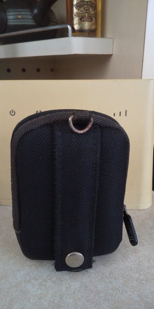 Case Logic Camera Bag (Category: Camera Bags & Carriers) located in Carmona. Submitted by rpute (Listing ID 1405232720, Image 3). Description: - Case Logic camera bag - Black exterior - Zipper closure - Includes a small strap - Multiple interior compartments - Ideal for small cameras and accessories.