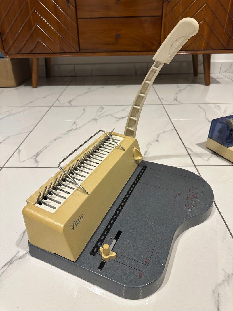 Comb binding machine (Category: Stationery & School Supplies) located in Johor Bahru. Submitted by cyrus_g (Listing ID 1405312219, Image 2). Description: Don’t use anymore so want to sell.