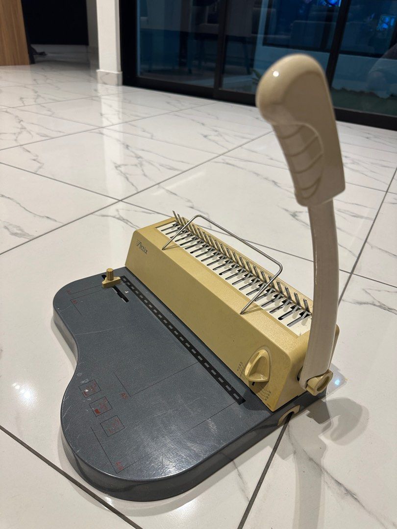 Comb binding machine (Category: Stationery & School Supplies) located in Johor Bahru. Submitted by cyrus_g (Listing ID 1405312219, Image 3). Description: Don’t use anymore so want to sell.