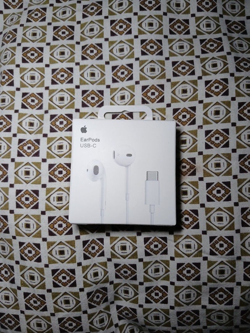 EarPods USB-C (Category: Earphones) located in Manila. Submitted by nhh_accessories (Listing ID 1405216239, Image 1). Description: - Genuine Apple EarPods with USB-C connector - Includes original box - Box contents: EarPods and USB-C to Lightning cable - Perfect for music and calls - Compatible with devices with USB-C port.