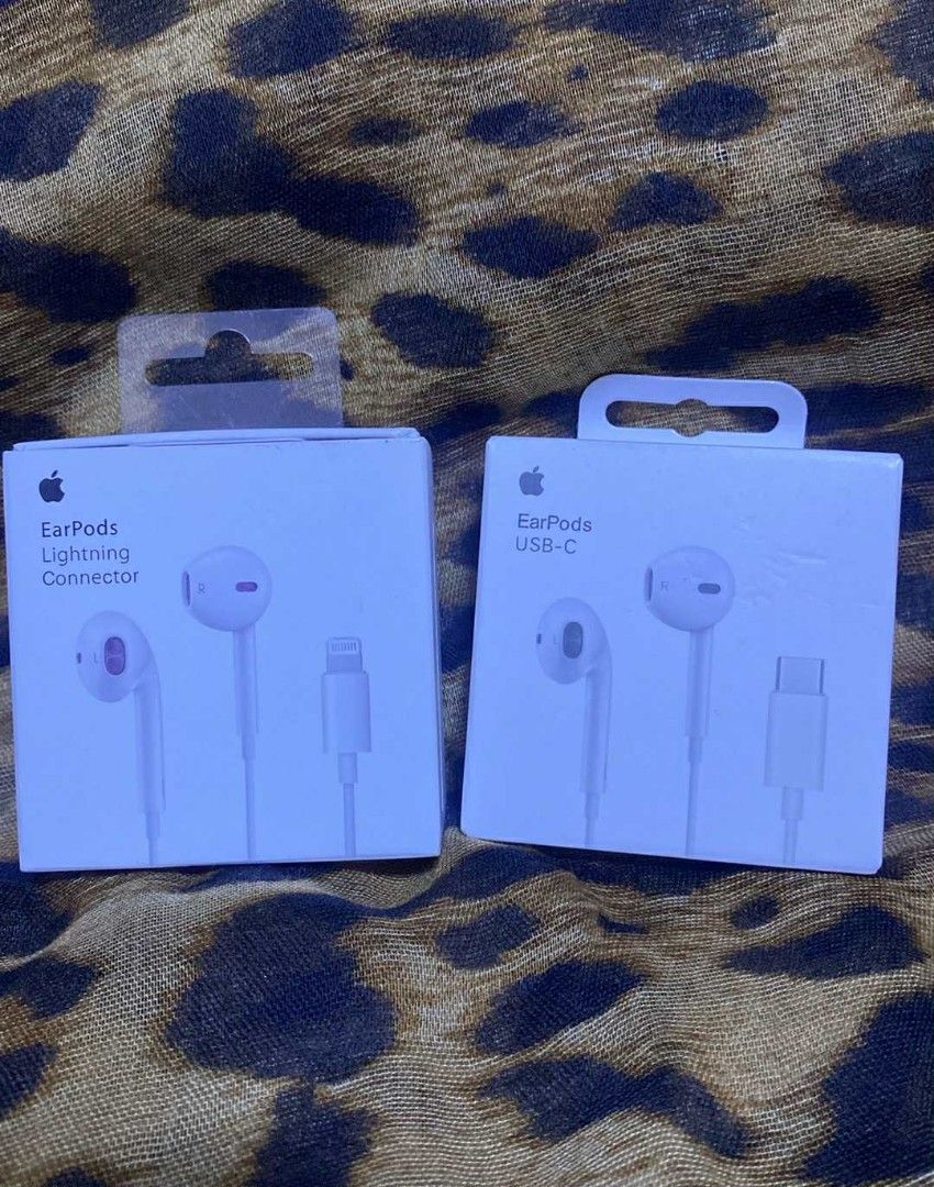 Earpods USB-C/lightning earphone (Category: Headphones & Headsets) located in Manila. Submitted by pricious (Listing ID 1405294394, Image 1). Description: .