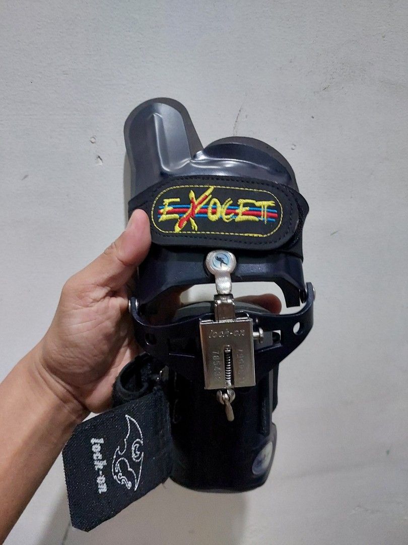 Exo-Lock Wrist Brace (Category: Braces, Support & Protection) located in Quezon City. Submitted by jpnvintageonline (Listing ID 1405177597, Image 1). Description: - Exo-Lock wrist brace for wrist support - Secure locking mechanism - Adjustable straps for a comfortable fit - Stylish black design - Features "Exo-Lock" and "lock-on" branding.