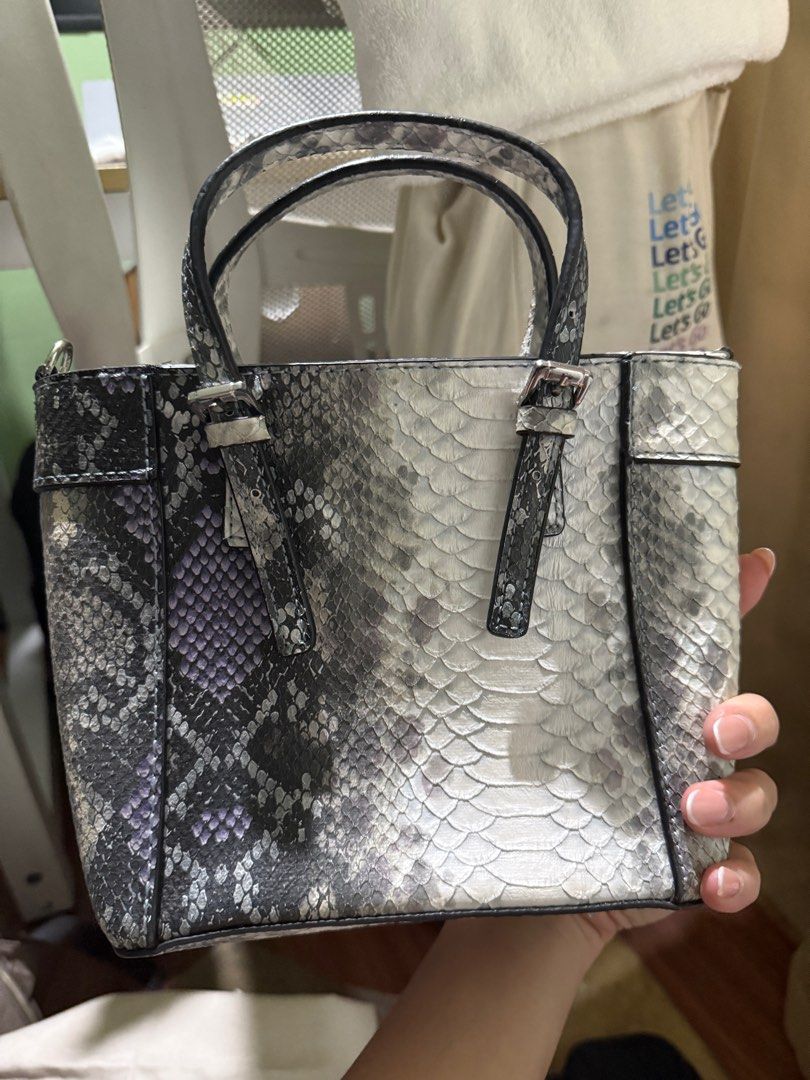 Guess Snakeskin Mini Tote Bag (Category: Cross-body Bags) located in Manila. Submitted by _rinaa (Listing ID 1405337519, Image 2). Description: - Guess mini tote bag - Snakeskin pattern - Top handle - Detachable shoulder strap - Guess logo charm.