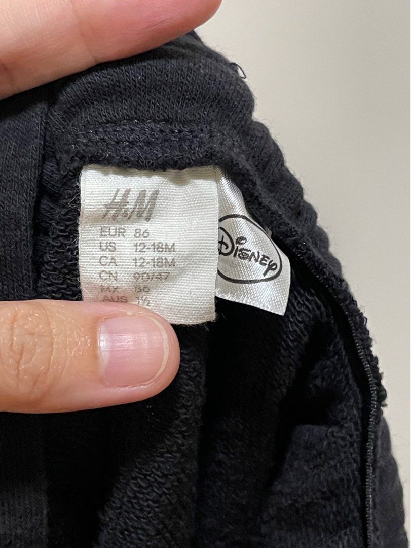 H&M Disney Mickey Mouse Overalls (Category: Babies & Kids Fashion) located in Mexico. Submitted by kjoybernabe (Listing ID 1405286740, Image 3). Description: H&M Mickey Mouse Overalls Size: 12-18 Months Worn once Adjustable straps for a comfortable fit RFS - Decluttering.