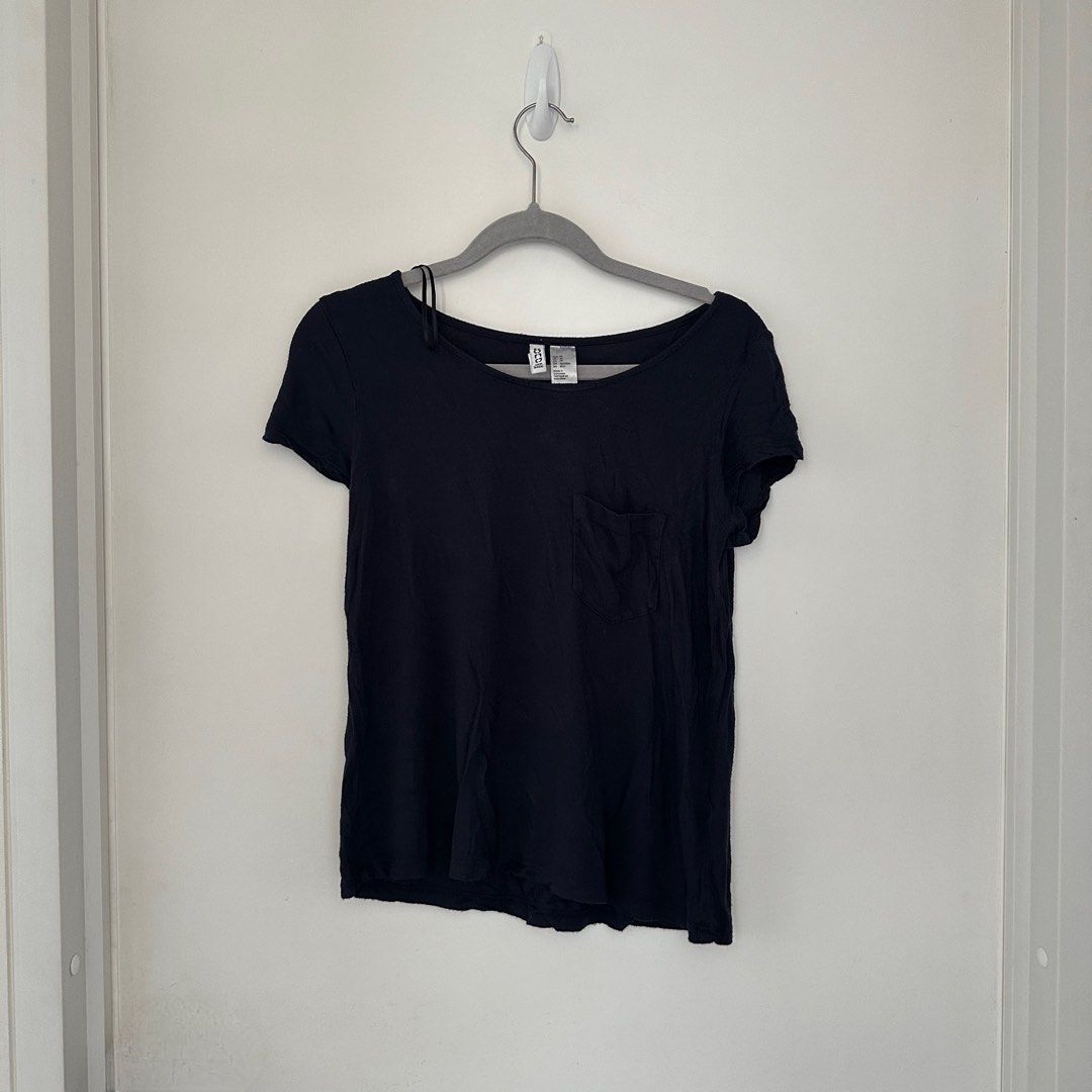 H&M Navy Blue Top (Category: Blouses) located in Cebu City. Submitted by condodeclutterph (Listing ID 1405346019, Image 1). Description: .