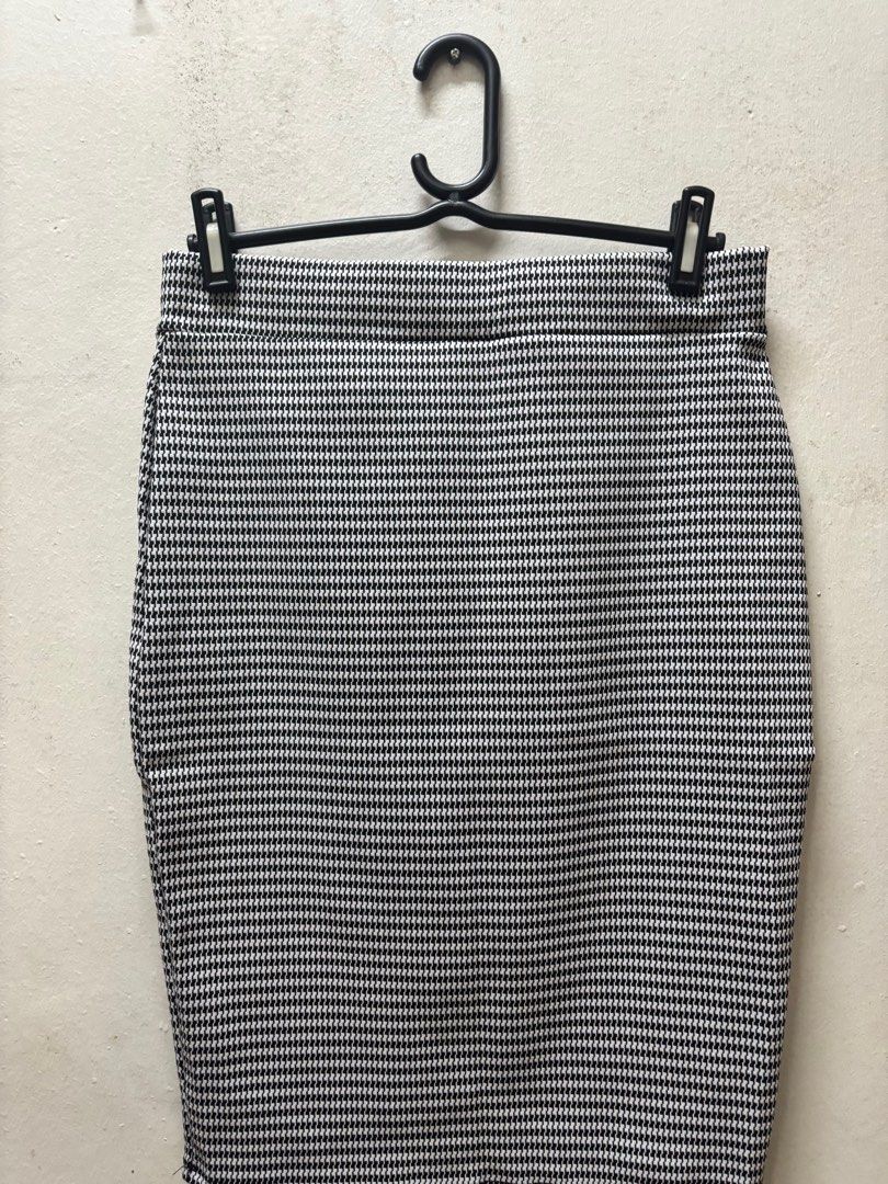 Houndstooth Pencil Skirt (Category: Skirts) located in Paranaque City. Submitted by cathsudon (Listing ID 1405171760, Image 1). Description: Houndstooth Pencil Skirt > Perfect for office days or casual stylish fits > High waisted design, made of stretchy material > Message for measurements > RFS: Decluttering > Price is negotiable MOP: GCash/BPI via QR (will be provided once I accept the price offered) Delivery: Grab or Lalamove Delivery fee will