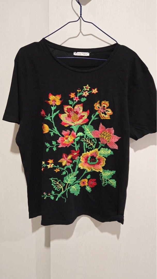 KAOS ZARA (Kategori: Atasan) berada di Jakarta Barat. Dikirim oleh mbymalika (ID iklan 1405244405, Gambar 1). Deskripsi: Size L LD 100cm.