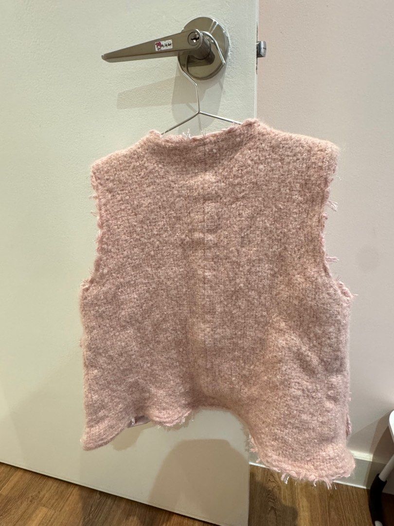 Knitting outer (Category: Other Tops) located in Kuala Lumpur. Submitted by cassy0729 (Listing ID 1405260893, Image 1). Description: .