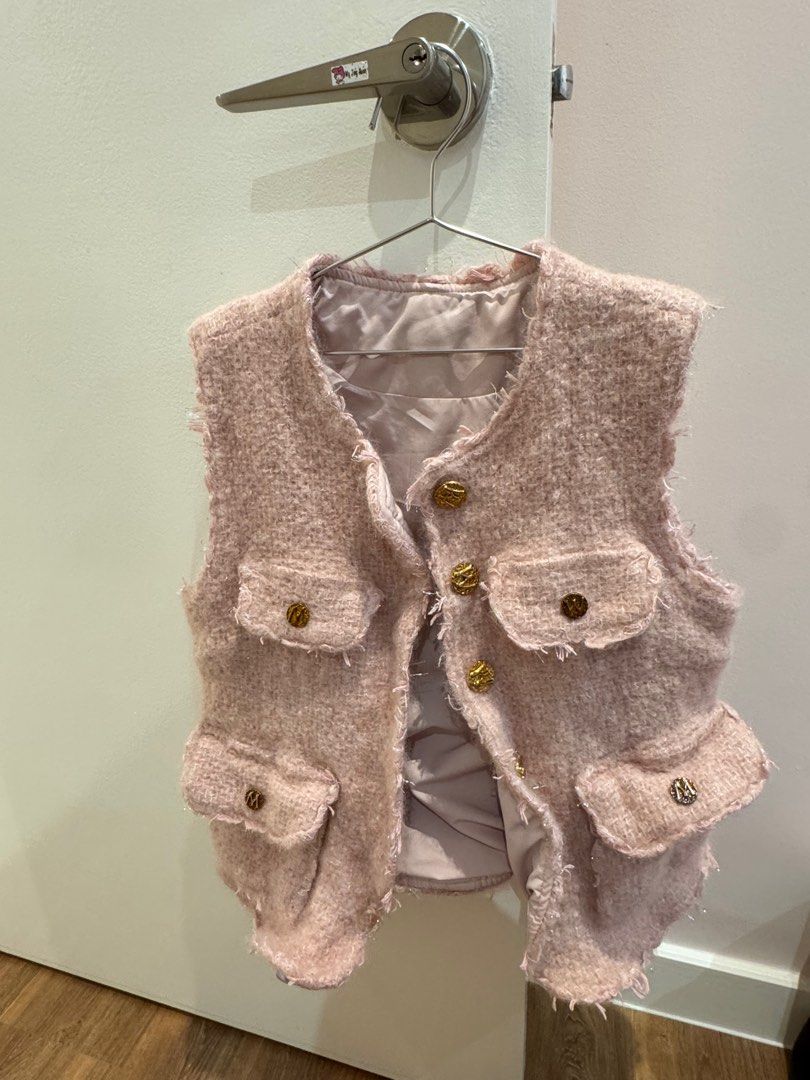 Knitting outer (Category: Other Tops) located in Kuala Lumpur. Submitted by cassy0729 (Listing ID 1405260893, Image 2). Description: .