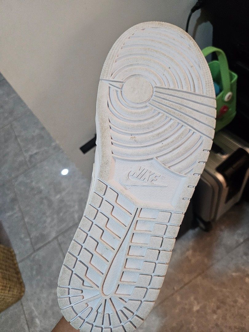 Louis Vuitton Green Checkerboard Sneakers (Category: Sneakers) located in Pasig City. Submitted by quickcloud.234705 (Listing ID 1405322425, Image 1). Description: Used once included everything Rivoli Green LV negotiable..