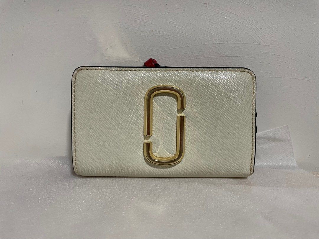 Marc Jacobs Snapshot Compact Wallet (Category: Luxury Bags & Wallets) located in Guiguinto. Submitted by prelovedinc2024 (Listing ID 1405298926, Image 1). Description: guaranteed authentic, bought in Japan with signs of use - fadings on puller, dirt/stains on bills and coin compartments no rubs, no cracks last photo is only for reference.