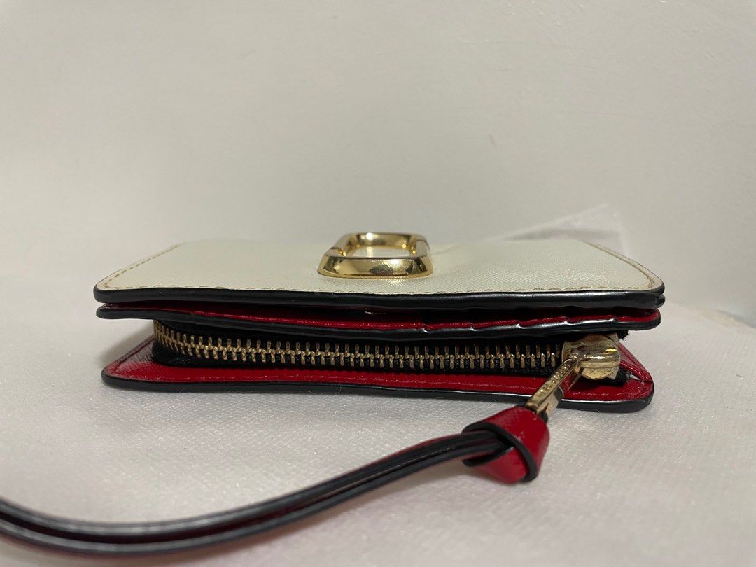 Marc Jacobs Snapshot Compact Wallet (Category: Luxury Bags & Wallets) located in Guiguinto. Submitted by prelovedinc2024 (Listing ID 1405298926, Image 3). Description: guaranteed authentic, bought in Japan with signs of use - fadings on puller, dirt/stains on bills and coin compartments no rubs, no cracks last photo is only for reference.