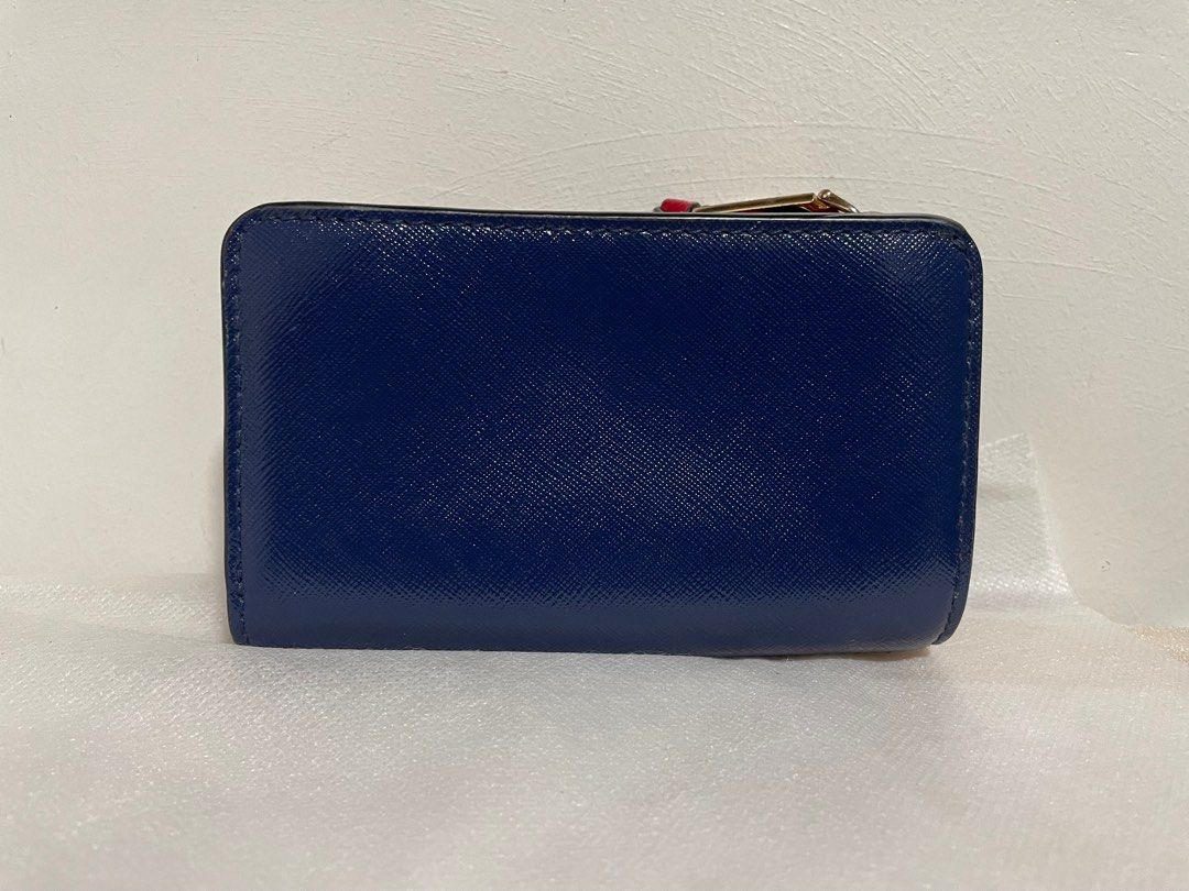Marc Jacobs Snapshot Compact Wallet (Category: Luxury Bags & Wallets) located in Guiguinto. Submitted by prelovedinc2024 (Listing ID 1405298926, Image 2). Description: guaranteed authentic, bought in Japan with signs of use - fadings on puller, dirt/stains on bills and coin compartments no rubs, no cracks last photo is only for reference.