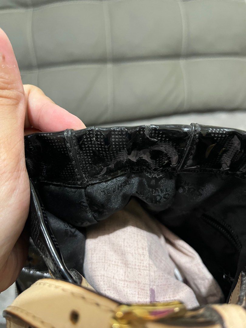Michael Kors Jet Set Mirror Tote Bag (Category: Luxury Bags & Wallets) located in Dagupan City. Submitted by keziahiyah (Listing ID 1405164693, Image 3). Description: - Authentic Michael Kors tote bag - Black with beige straps - may cracks sa foldings nia pero hindi naman halata ( normal sa material nia) -natanggal ang konting tahi sa bottom part pero kaya parang may small butas pero hindi halata and hindi mahuhulog ang things dahil excellent pad