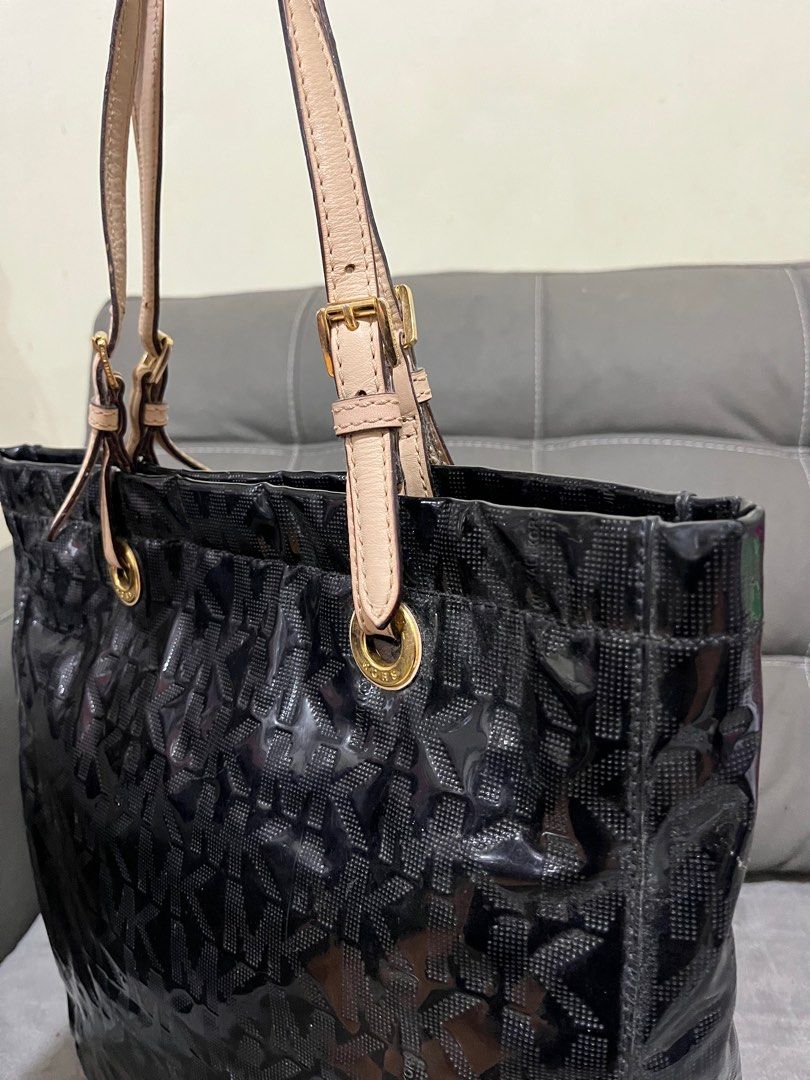 Michael Kors Jet Set Mirror Tote Bag (Category: Luxury Bags & Wallets) located in Dagupan City. Submitted by keziahiyah (Listing ID 1405164693, Image 2). Description: - Authentic Michael Kors tote bag - Black with beige straps - may cracks sa foldings nia pero hindi naman halata ( normal sa material nia) -natanggal ang konting tahi sa bottom part pero kaya parang may small butas pero hindi halata and hindi mahuhulog ang things dahil excellent pad