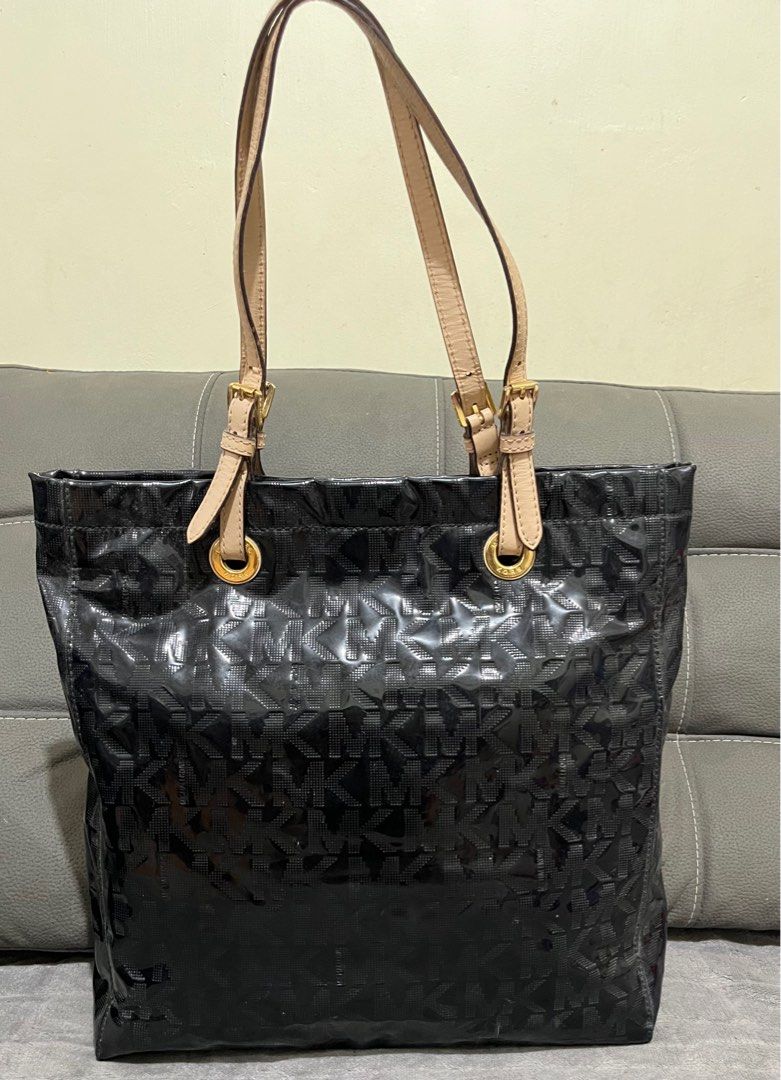 Michael Kors Jet Set Mirror Tote Bag (Category: Luxury Bags & Wallets) located in Dagupan City. Submitted by keziahiyah (Listing ID 1405164693, Image 1). Description: - Authentic Michael Kors tote bag - Black with beige straps - may cracks sa foldings nia pero hindi naman halata ( normal sa material nia) -natanggal ang konting tahi sa bottom part pero kaya parang may small butas pero hindi halata and hindi mahuhulog ang things dahil excellent pad