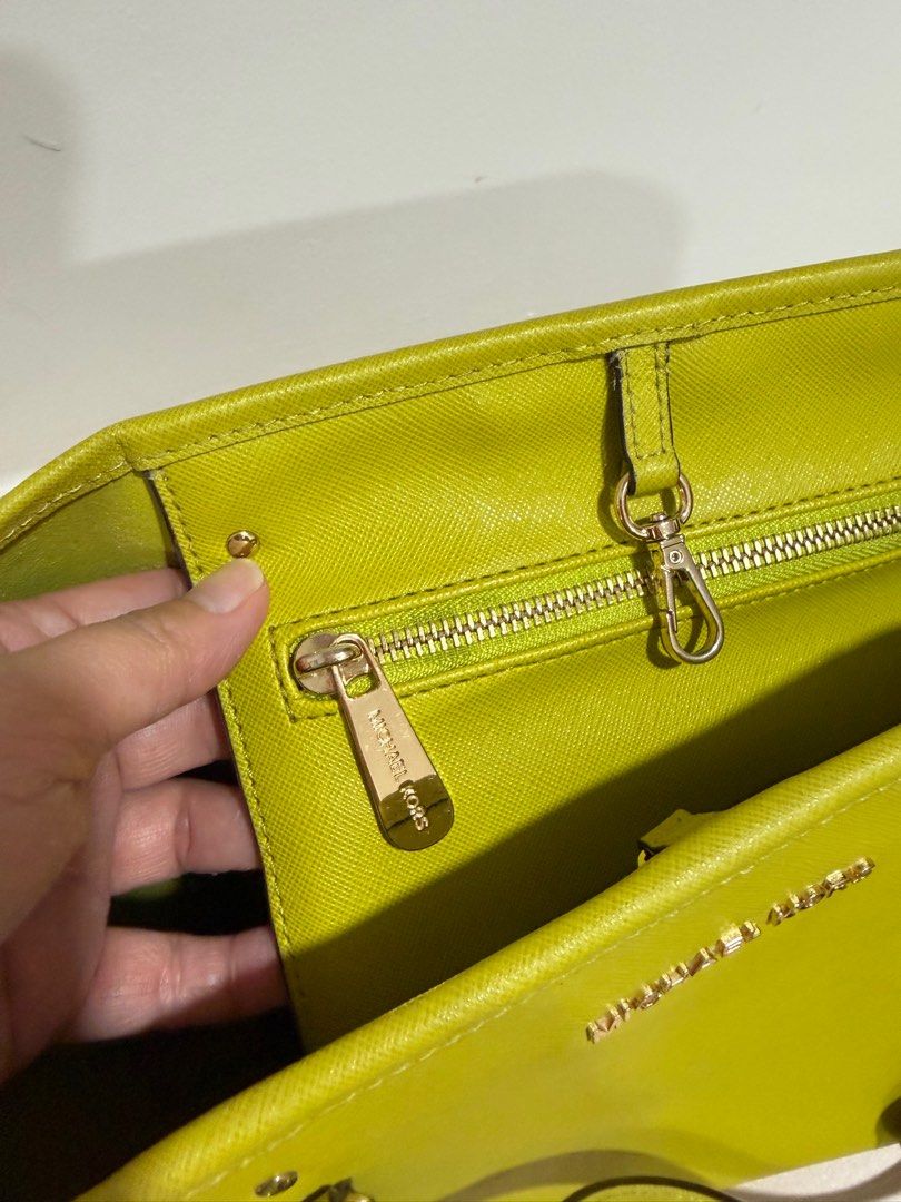 Michael Kors Tote Bag - Apple Green (Category: Tote Bags) located in Manila. Submitted by eah0416 (Listing ID 1405178555, Image 3). Description: 💯 Legit.