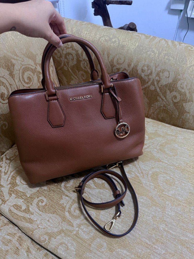 MK Satchel (Category: Cross-body Bags) located in Manila. Submitted by chesses (Listing ID 1405311056, Image 1). Description: Michael Kors Camille office bag Brandnew. Bought for 7k++ Perfect for office/casual ganda nito! Angkinin nyo na 😍🥰 RFS: dami ng bags na hindi pa nagagamit ☺️ Sf c/o buyer.
