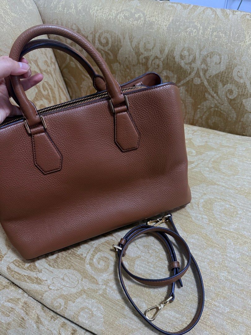 MK Satchel (Category: Cross-body Bags) located in Manila. Submitted by chesses (Listing ID 1405311056, Image 2). Description: Michael Kors Camille office bag Brandnew. Bought for 7k++ Perfect for office/casual ganda nito! Angkinin nyo na 😍🥰 RFS: dami ng bags na hindi pa nagagamit ☺️ Sf c/o buyer.