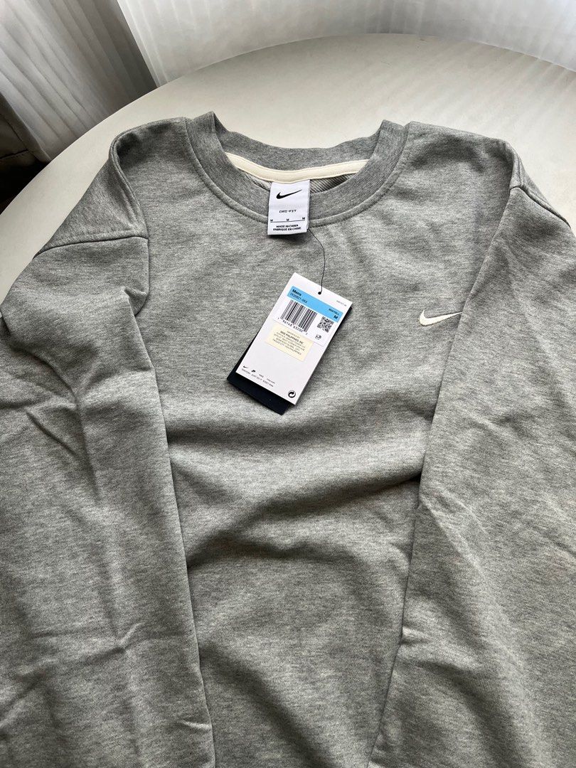 Nike Standard Issue Crew Sweatshirt Dark Grey Heather (Category: Coats, Jackets and Outerwear) located in Quezon City. Submitted by ammp15 (Listing ID 1405178291, Image 3). Description: - Nike Standard Issue crew sweatshirt - Color: Dark Grey Heather - Size: M - Features Dri-FIT material - Crew neck and long sleeves - Small Nike logo on chest - Standard Issue tag on sleeve BRANDNEW. .