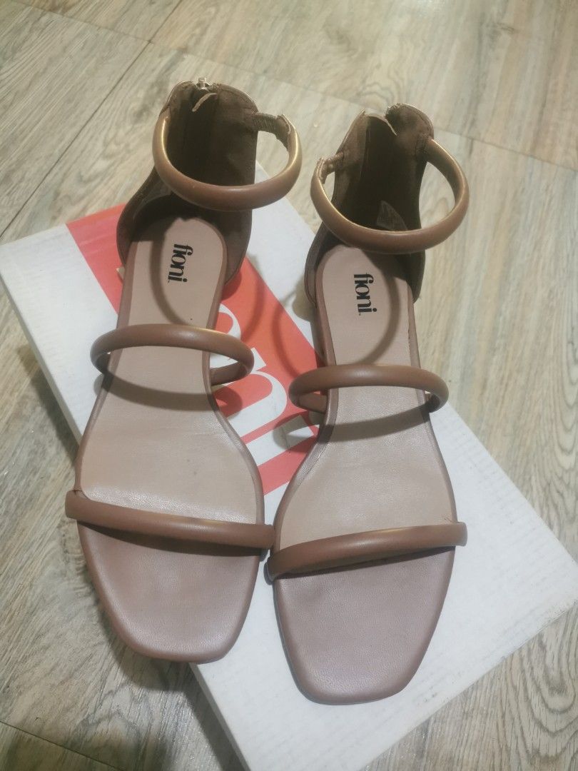 Payless Fioni Cognac brown flat sandals (Category: Flats & Sandals) located in Santa Rosa. Submitted by setfree (Listing ID 1405210644, Image 1). Description: No issue, clean US 6 1/2 EUR 37 MEX 23 1/2 RFS: moving abroad 550 + shipping J&T Santa Rosa, Nueva Ecija.
