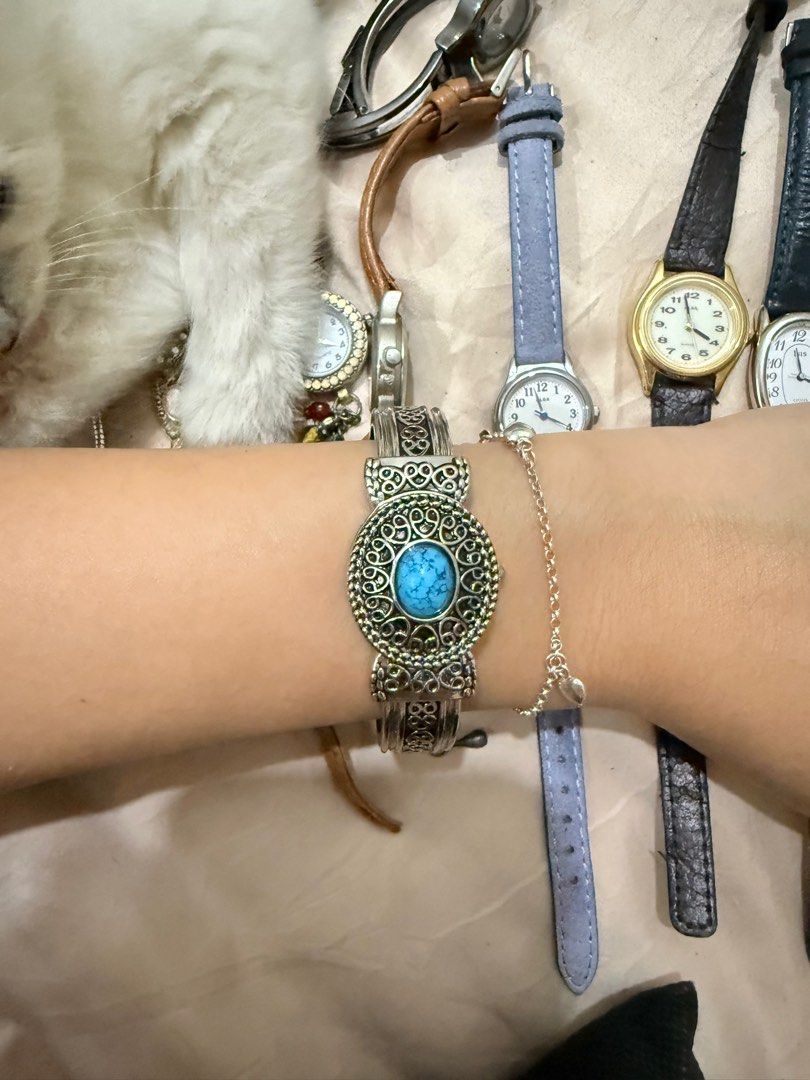 RARE Peekaboo Vintage watch (Category: Women's Watches) located in Manila. Submitted by janelle1231 (Listing ID 1405272347, Image 1). Description: Vintage Avon Silver Peek-A-Boo Bangle Quartz Watch with Turquoise Stone Detail * Measurements: would fit a 6 inch wrist, but band can expand a bit for bigger wrists.