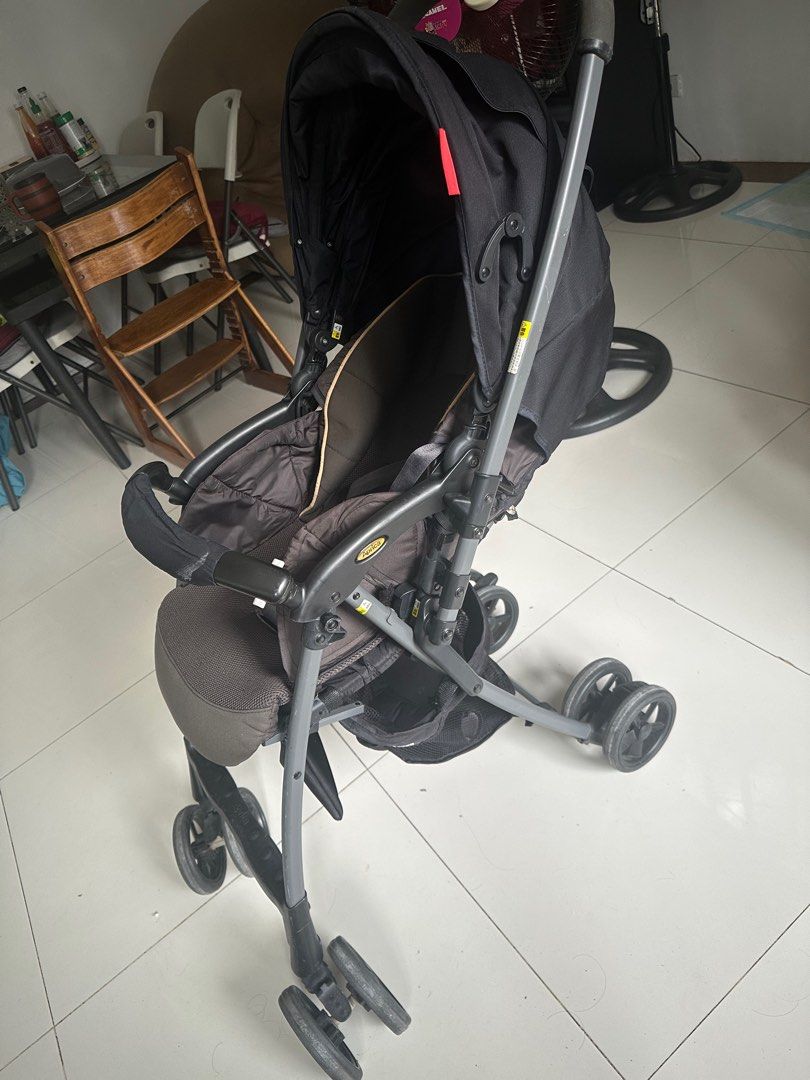 Preloved Aprica Stroller (Category: Strollers) located in Pasay City. Submitted by ebzz192577336 (Listing ID 1405210948, Image 3). Description: Stroller for baby to toddler use. With full canopy Wheels can be locked Handle is reversie.