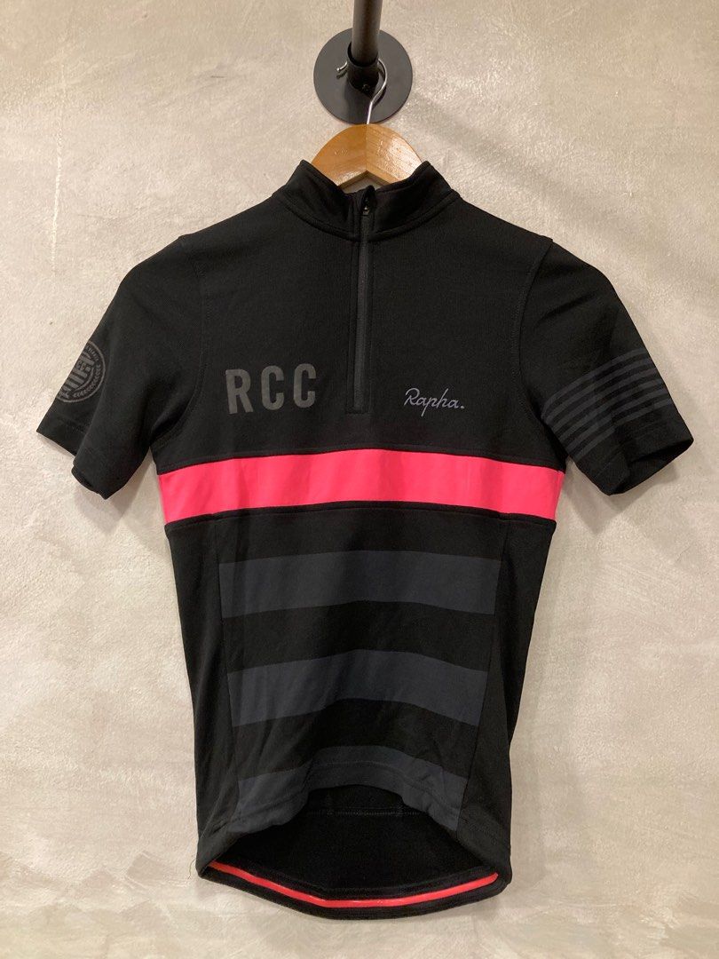 Rapha RCC Short Sleeve Jersey XX-Small (Category: Activewear) located in Quezon City. Submitted by janisu0303 (Listing ID 1405330317, Image 1). Description: Rapha RCC short sleeve cycling jersey. Xxsmall 3000 php Good condition Fairview area meetup Or shipping Features a black and pink color scheme with the RCC logo Made in Portugal The jersey has a zip-up front and pockets on the back The composition is 61% Polyester, 39% Wool (Main) and 57% Pol