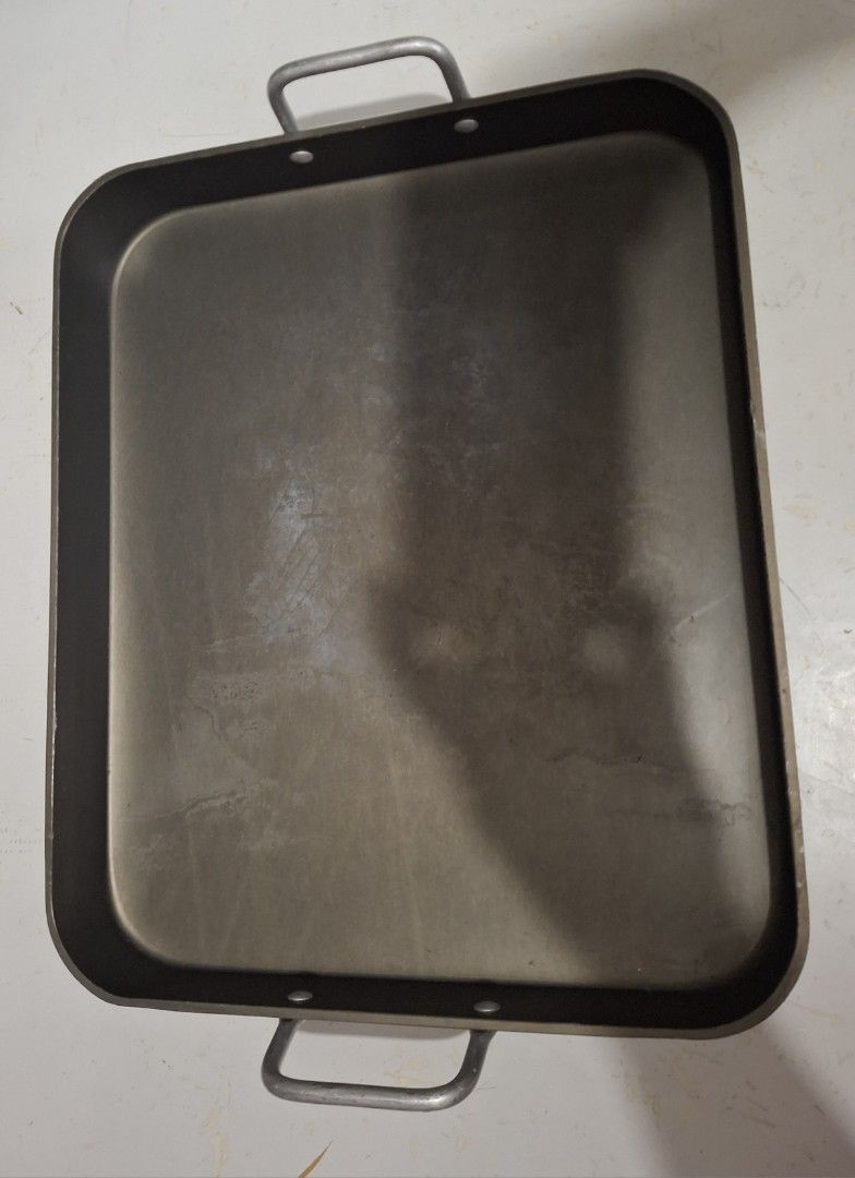 ROASTING PAN(heavy duty) (Category: Bakeware) located in Pasig City. Submitted by mcjapansurplus (Listing ID 1405341884, Image 3). Description: Korean Surplus heavy metal h2.5xL17.5xw14.5 issue:discoloration on the middle part but still in very good condition.