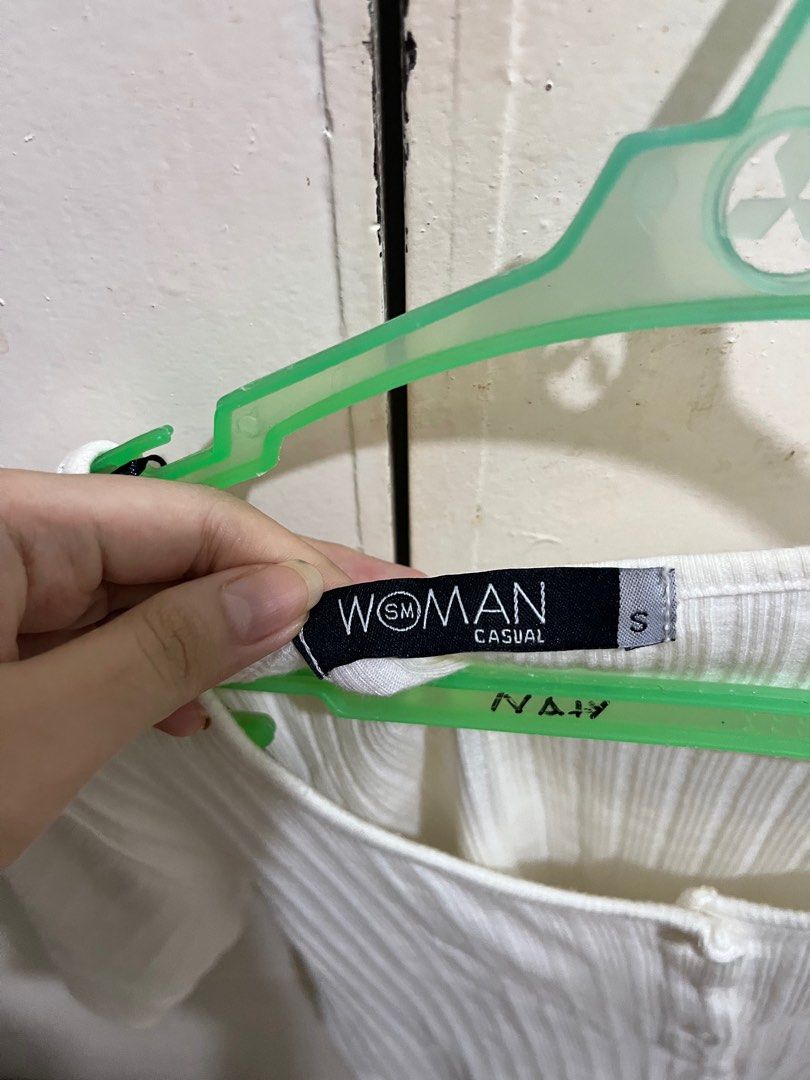 SM WOMAN buttoned down white cropped top blouse (Category: Blouses) located in Angeles City. Submitted by scheherazade01 (Listing ID 1405269248, Image 2). Description: Small.