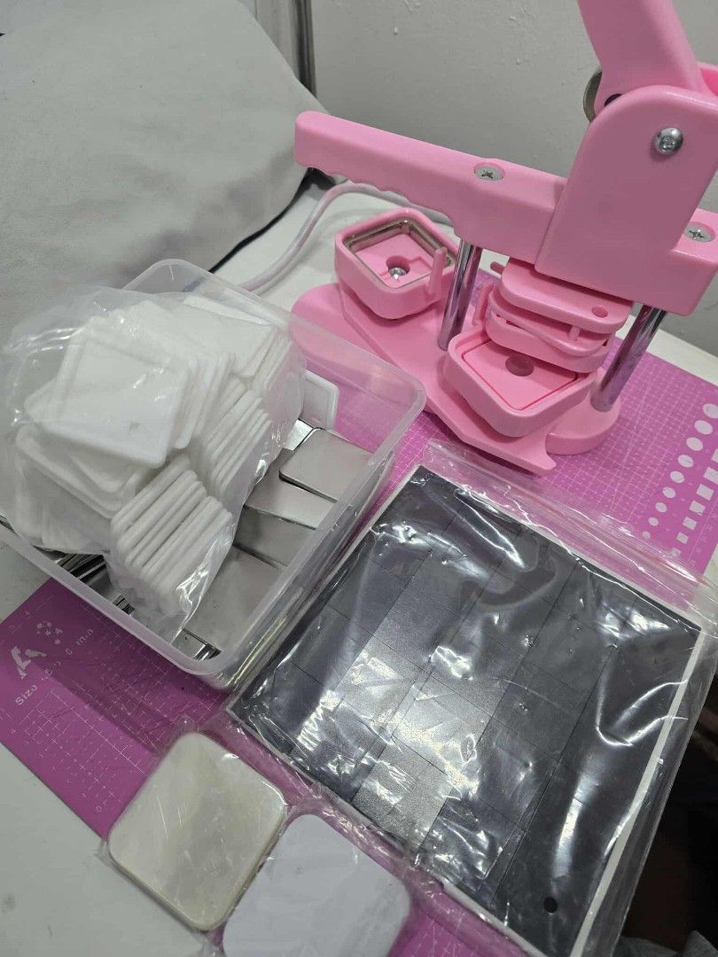 Square Badge Maker Machine w/ Consumables (Category: Craft Supplies & Tools) located in Baguio. Submitted by furfriend (Listing ID 1405205341, Image 2). Description: Used once or twice for personal W/ consumables 50mm .