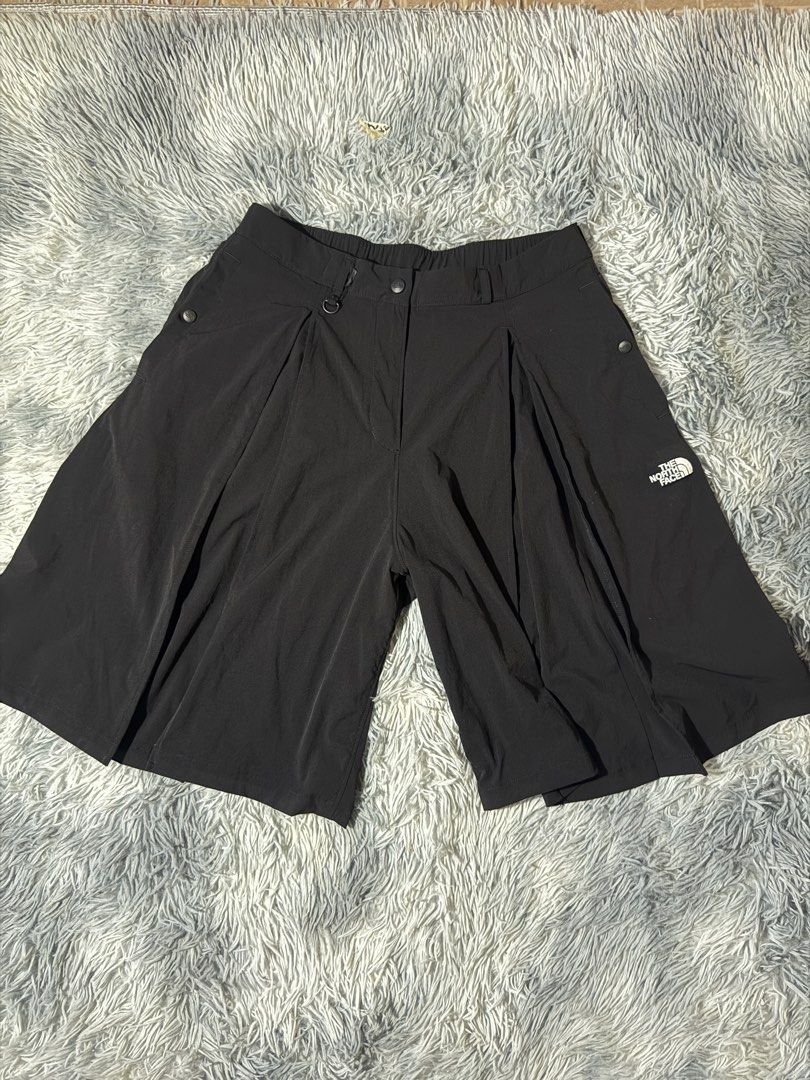 The North Face Black Pleated Shorts (Category: Shorts) located in Legazpi City. Submitted by tiny0509 (Listing ID 1405251620, Image 1). Description: - The North Face black pleated shorts - Size: M - Button closure - North Face logo detail - Unique pleated design, skirt-like appearance - Lightweight material - Ideal for outdoor use.