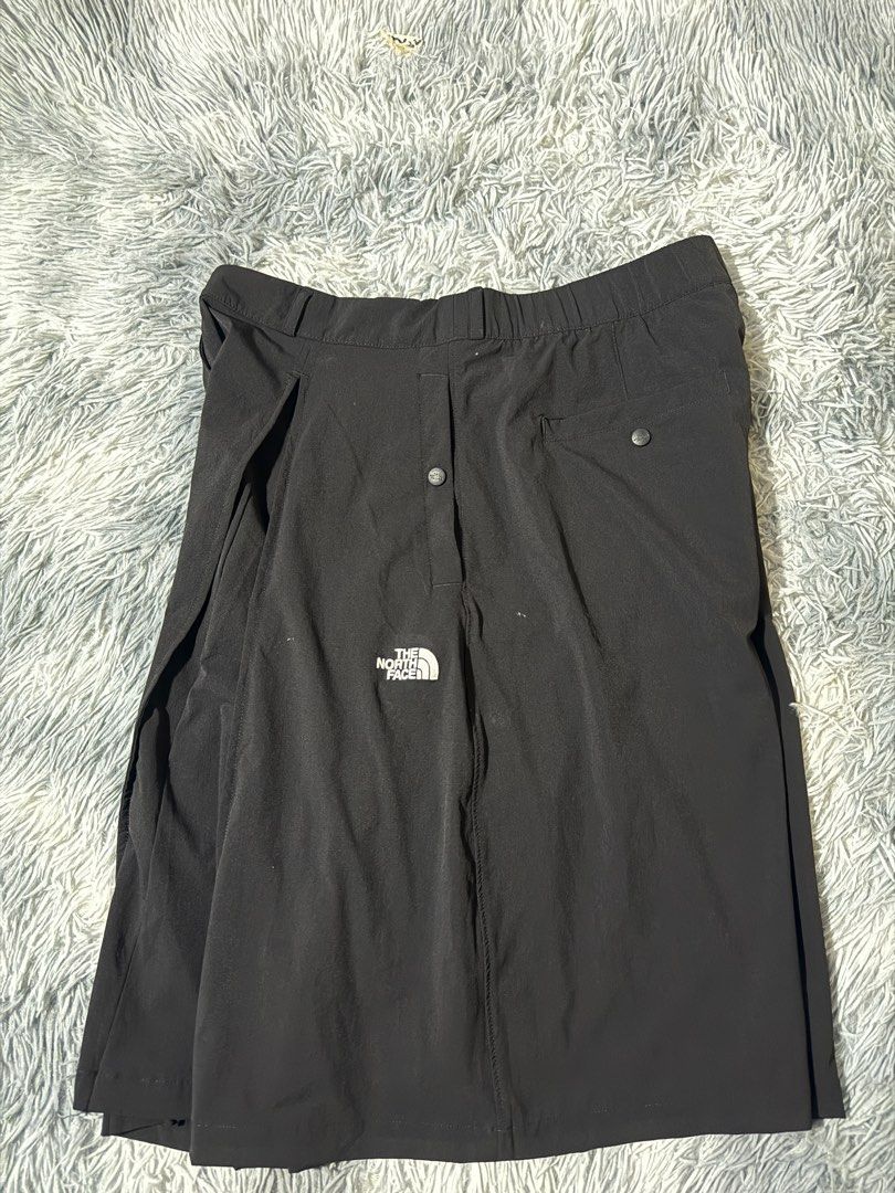 The North Face Black Pleated Shorts (Category: Shorts) located in Legazpi City. Submitted by tiny0509 (Listing ID 1405251620, Image 2). Description: - The North Face black pleated shorts - Size: M - Button closure - North Face logo detail - Unique pleated design, skirt-like appearance - Lightweight material - Ideal for outdoor use.