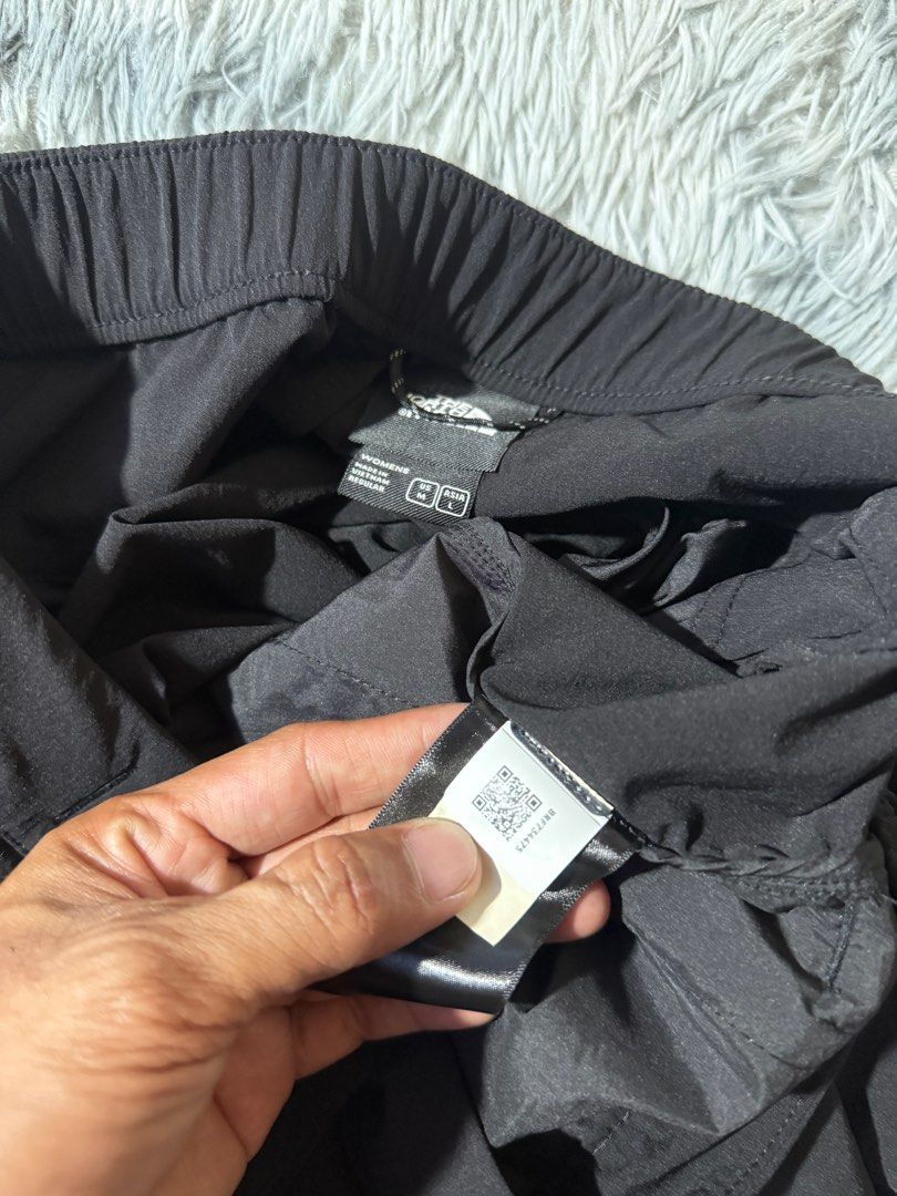 The North Face Black Pleated Shorts (Category: Shorts) located in Legazpi City. Submitted by tiny0509 (Listing ID 1405251620, Image 3). Description: - The North Face black pleated shorts - Size: M - Button closure - North Face logo detail - Unique pleated design, skirt-like appearance - Lightweight material - Ideal for outdoor use.