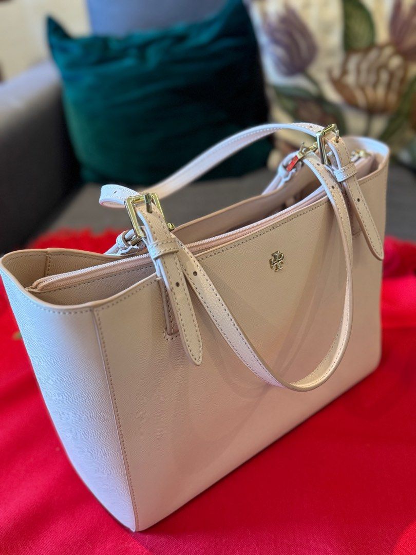 Tory Burch Perry Tote Bag (Category: Luxury Bags & Wallets) located in Makati City. Submitted by ongdaisy618 (Listing ID 1405176044, Image 1). Description: - Tory Burch Perry Tote Bag - Light pink exterior - Gold-tone hardware - Dual top handles - Spacious interior with multiple compartments - Includes brand tag - Tory Burch logo interior lining - Stylish and versatile design.