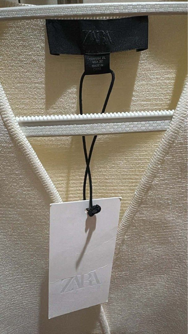 Zara Cream Blazer XL (Category: Coats, Jackets and Outerwear) located in Manila. Submitted by kring321 (Listing ID 1405173866, Image 2). Description: - Zara cream blazer - Size: XL - Features: V-neck, single button closure - Long sleeves - Textured fabric - Original price tag included - RFS: too small for me.