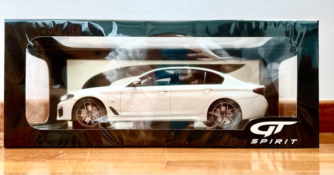 Modèle Réduit BMW Série 5 G30 545e XDrive - échelle 1:18 - GT Spirit - Couleur Jaune - Neuf