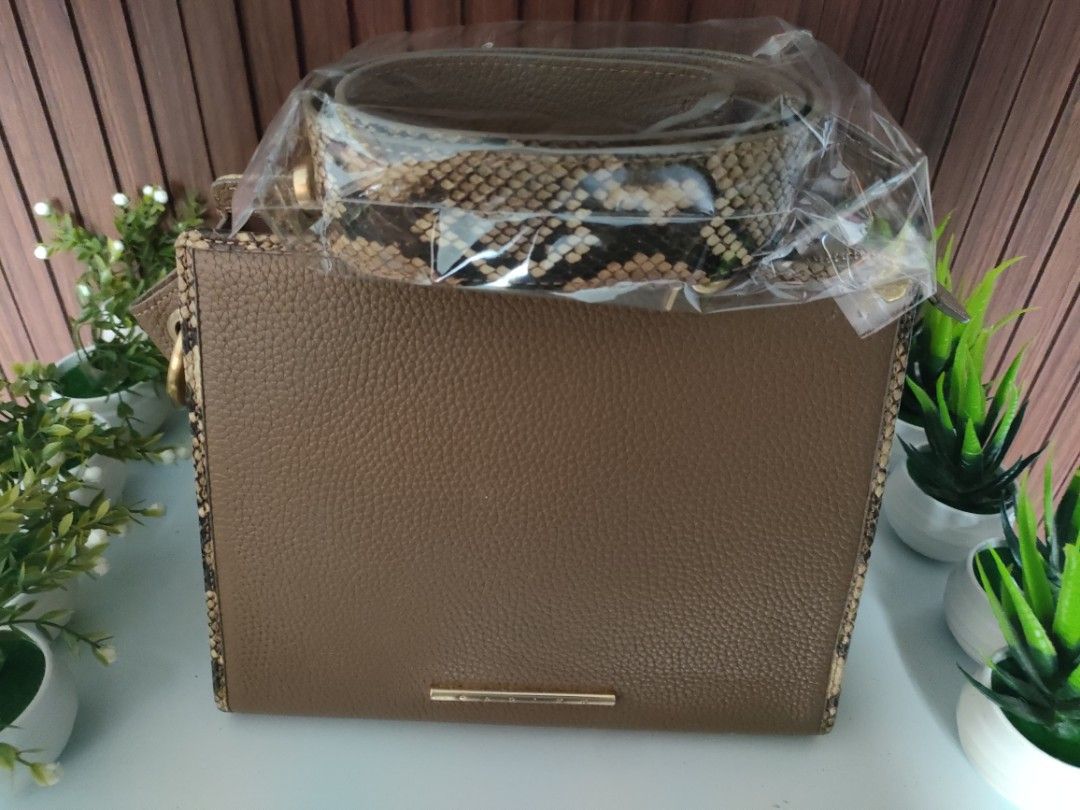 Carlyn 2Way (Category: Luxury Bags & Wallets) located in Cavite. Submitted by red_2407 (Listing ID 1405412326, Image 2). Description: tawaran nyo na lang no issues as in prestine conditions.