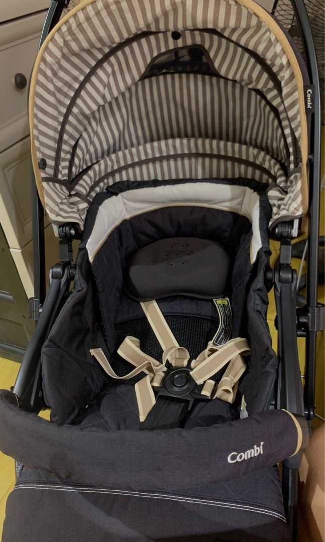 Combi Mechacal Handy Stroller (Category: Strollers) located in Bacoor. Submitted by mommyb3 (Listing ID 1405439048, Image 3). Description: No issue, 100% in good working condition no damage, not faded ✅Minimal sign of usage only ✅Lightweight ✅Newborn up to 36 months ✅Reversible handle Color: Beige/light brown&white stripes & Black overall color Aesthetic vibes ✔️ Perfect for baby boy 🤎🤍 Pero unisex naman ito..