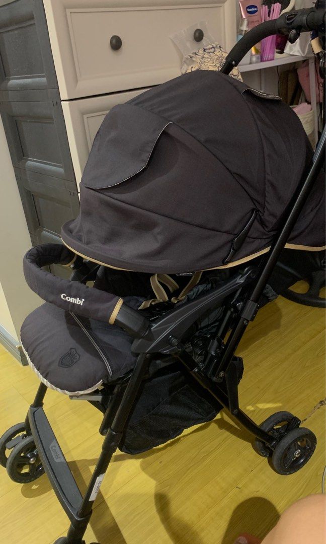Combi Mechacal Handy Stroller (Category: Strollers) located in Bacoor. Submitted by mommyb3 (Listing ID 1405439048, Image 2). Description: No issue, 100% in good working condition no damage, not faded ✅Minimal sign of usage only ✅Lightweight ✅Newborn up to 36 months ✅Reversible handle Color: Beige/light brown&white stripes & Black overall color Aesthetic vibes ✔️ Perfect for baby boy 🤎🤍 Pero unisex naman ito..