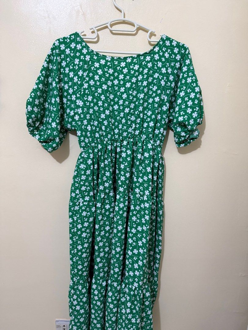Green Floral Dress (Category: Dresses) located in Manila. Submitted by iamroxv (Listing ID 1405498938, Image 2). Description: - Green midi dress - White floral pattern - V-neckline - Short, puffy sleeves - Elastic waist - Tiered skirt - Lightweight fabric - Perfect for warm weather.