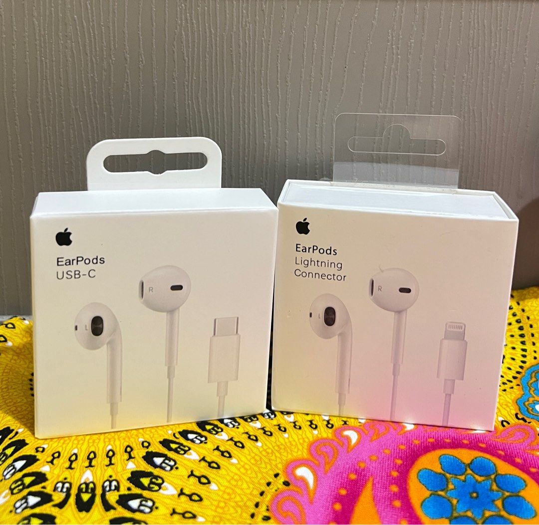 Headset Lightning Connctor (Category: Earphones) located in Manila. Submitted by as_onlineshop11 (Listing ID 1405496558, Image 1). Description: - plug and play Lalamove or meet uo.